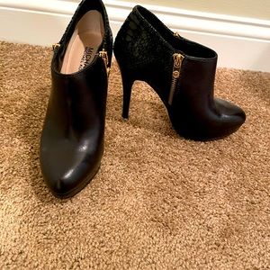 Michael Kors York Ankle Bootie size 6